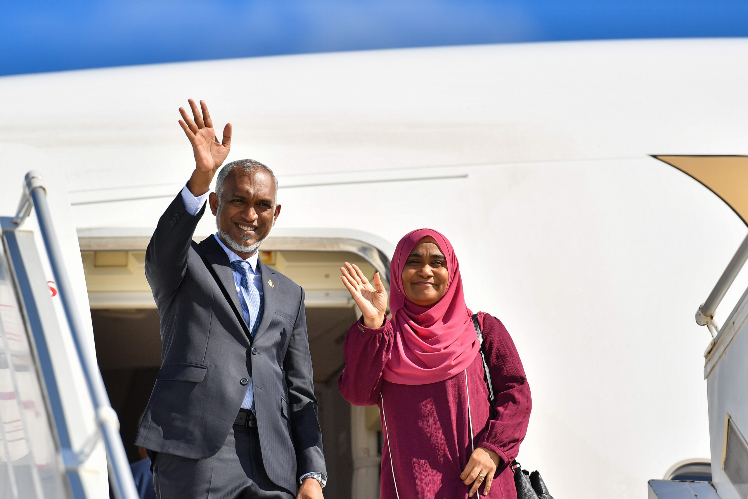 ނުރަސްމީ ދަތުރުފުޅެއްގައި ރައީސްގެ ދެކަނބަލުން ސިންގަޕޫރަށް