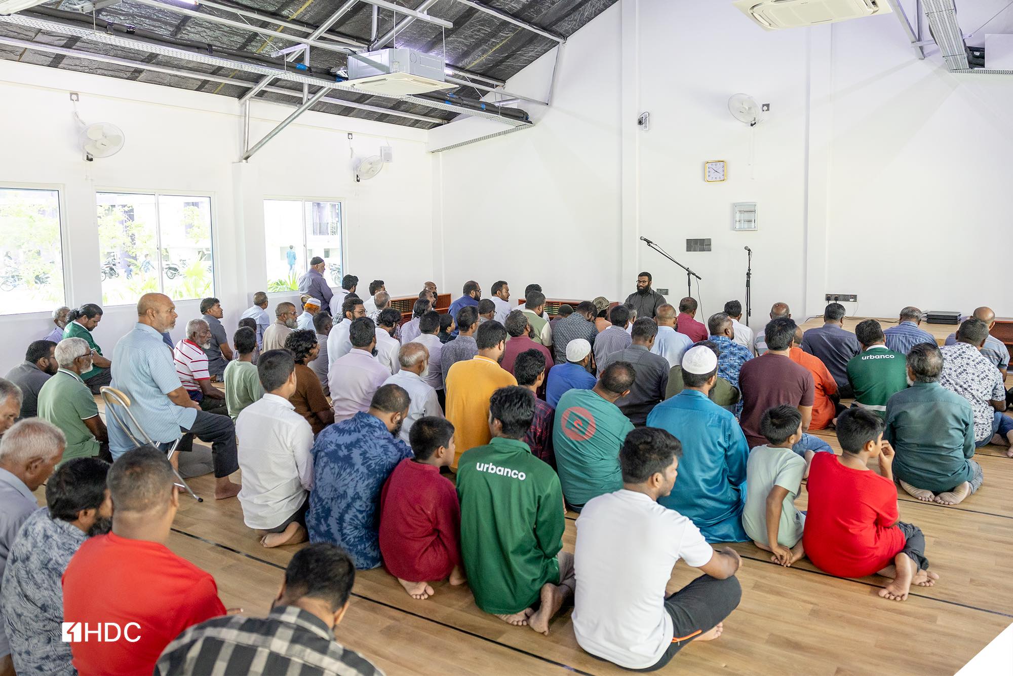 ރޯދަމަހަށް ހުޅުމާލެ ފޭސް ދޭއްގައި އެޅި، ވަގުތީ މިސްކިތުގައި ނަމާދުކުރަން ފަށައިފި