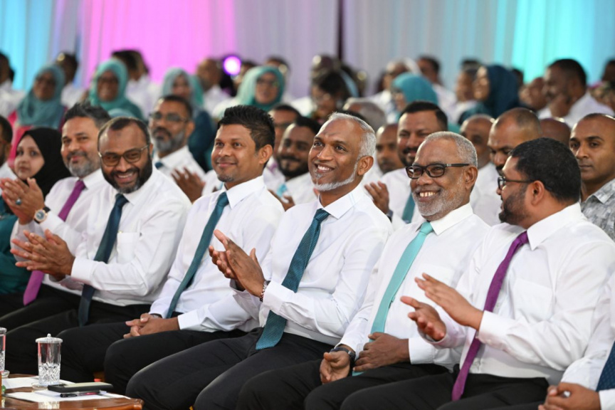 އަރަތަކަށްވުރެ އޮޅުންބޮޅުން ބޮޑު މައްސަލައެއް: "މިއީ ރައީސްގެ ކެންޑިޑޭޓް! މިއީ ސަރުކާރުގެ އަސްލު ކެންޑިޑޭޓް!"
