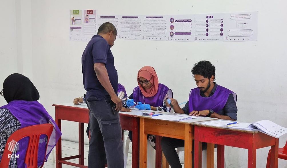ވޯޓު ފޮށިތައް ބަންދުކުރާ ގަޑި ކައިރިވަނީ. މިހާތަނަށް ވޯޓުލީ %56 މީހުން