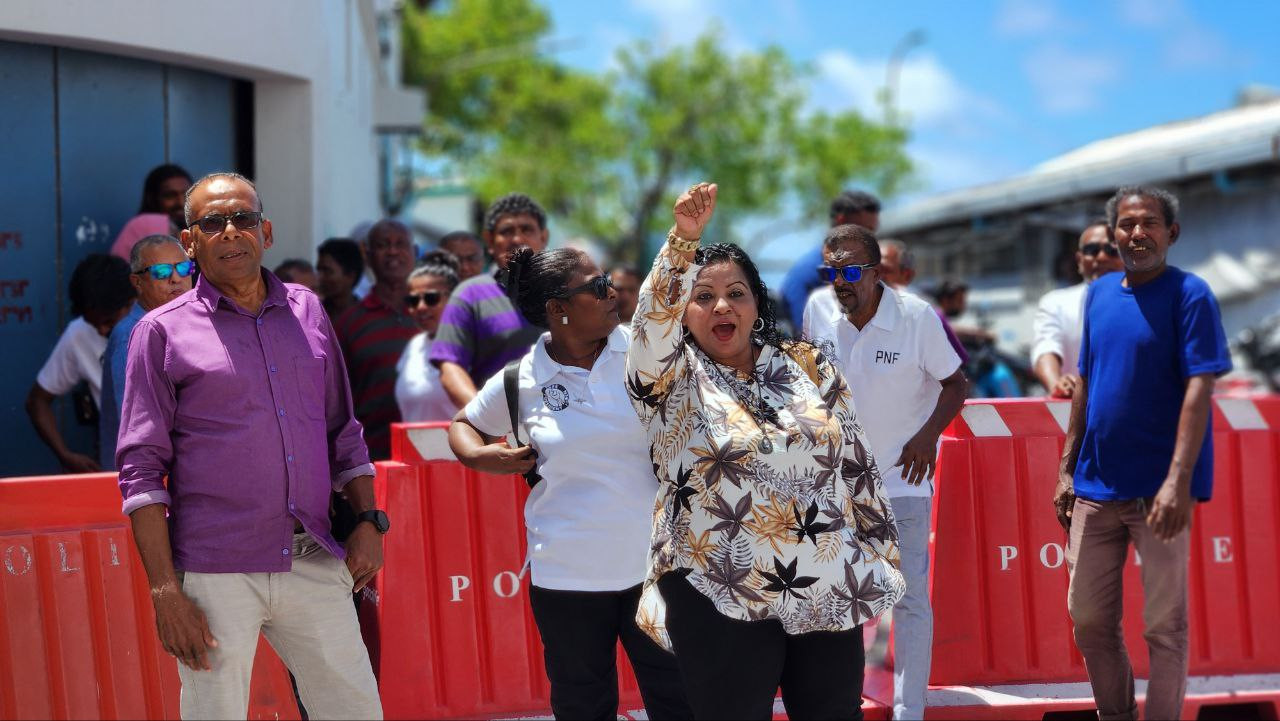 ޔާމީންގެ ޝަރީއަތް ކުރިއަށްދާއިރު ސަޕޯޓަރުން އަޑުއުފުލުމުގައި