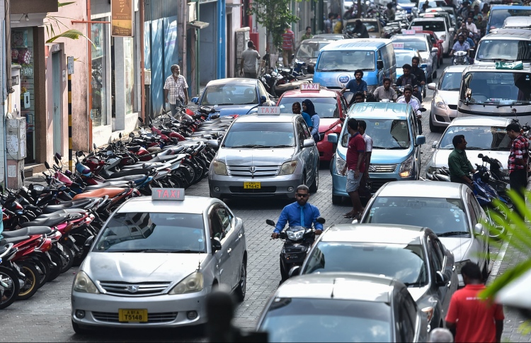 ޓެކްސީ ޑްރައިވަރުން ބުނަނީ މައްސަލަ ގޯސްކުރީ ސަރުކާރުން ކަމަށް، އެއާޕޯޓް ޓެކްސީއަށް އެމްޓީސީސީ އިން ނުކުމެއްޖެ