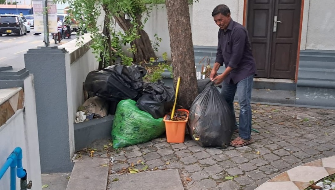 މާލެ ސަރަހައްދުގެ މިސްކިތްތައް ސާފުކުރަން ބިދޭސީންގެ ބަދަލުގައި ދިވެހިންނަށް