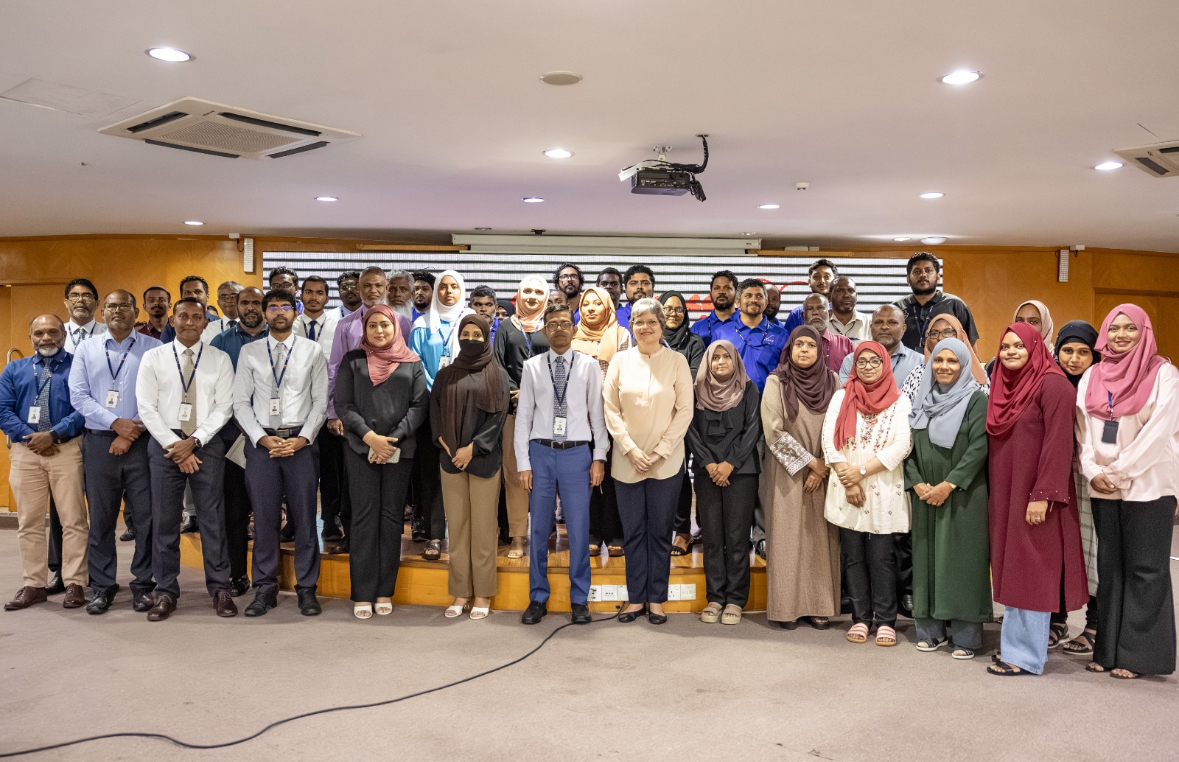 ސްޓެލްކޯގެ މުއައްޒަފުން ލޭ ހަދިޔާކުރުމުގެ ހަރަކާތެއް ކުރިއަށްގެންގޮސްފި