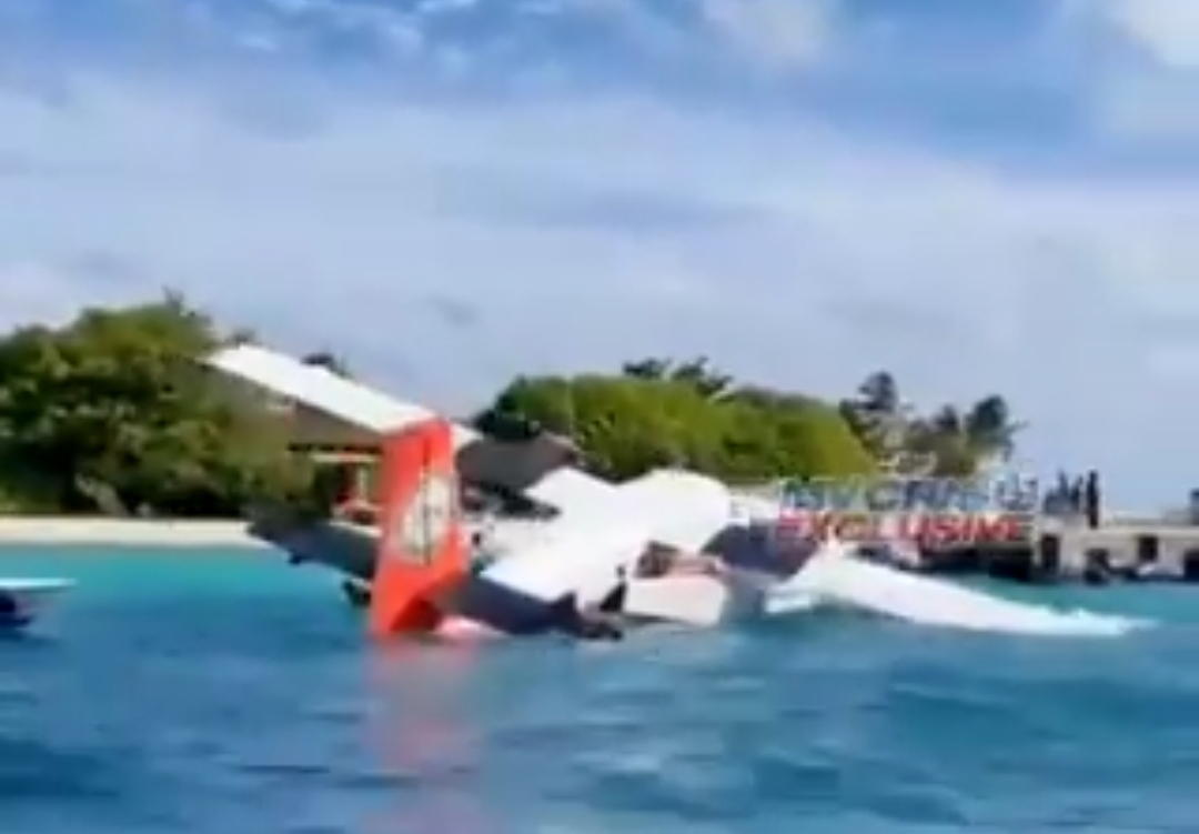 މިރަންދޫ ރިސޯޓަށް ޖެއްސި ސީޕްލޭނެއް އެކްސިޑެންޓްވެ އަޑިއަށް ގޮސްފި