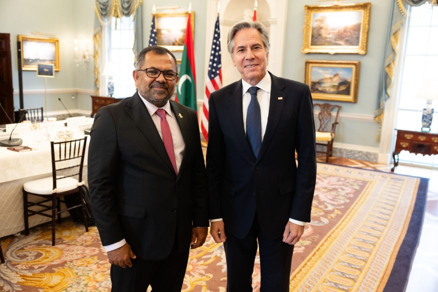 ޒަމީރު، ބްލިންކަންއާ ބައްދަލުކުރައްވައި ގިނަ މަޝްވަރާތަކެއް ކުރައްވައިފި