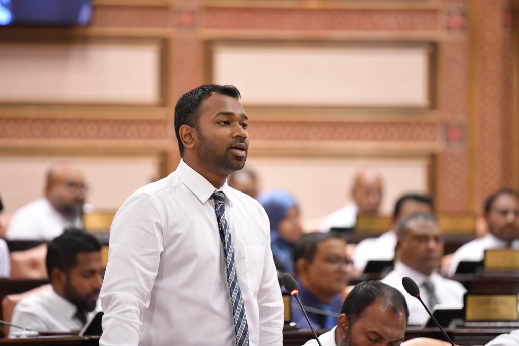 ސަރުކާރު މެމްބަރުން ގުއިރޯނެއްގައި، ސިޔާސީ މަގާމުތަކުގެ އަދަދު ހާމަކުރަން ގޮވާލި ކުއްލި މައްސަލަ ބޭރުކޮށްލައިފި