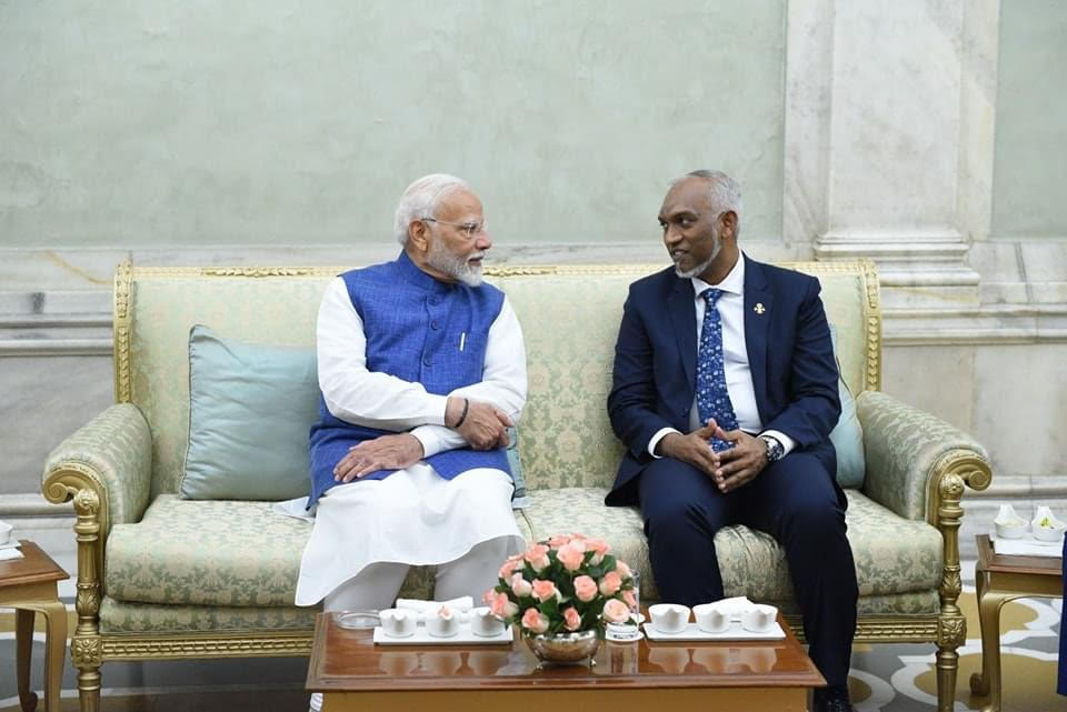 ސިޔާސީ އަދި ޑިޕްލޮމެޓިކް ބޮޑީ ލޭންގުއޭޖުން މި ފޮޓޯގަނޑު
