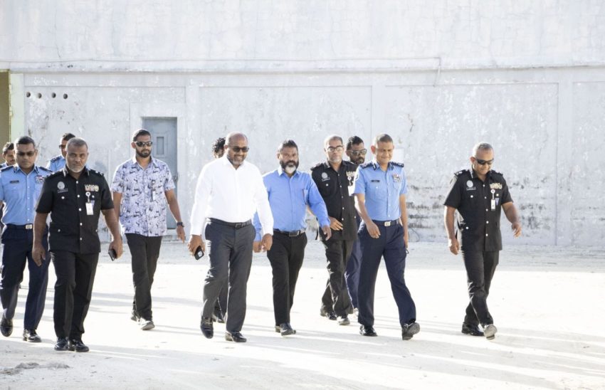 ޖަލު ސާފުކުރުމުގެ އޮޕަރޭޝަން ފެށީ ޖަލު ބަންދުގައި ތިބި މީހުން ފޭސްބުކް ޕޯސްޓްތައް ޖަހަމުން ދިޔަކަން އެނގުމުން