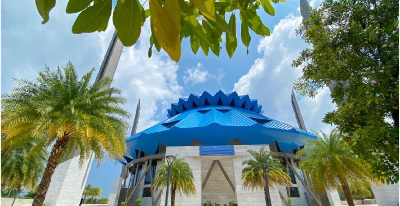 ނަމާދަށް ހުރި މީހެއްގެ ދަބަސް ވަގަށް ނަގައިފި