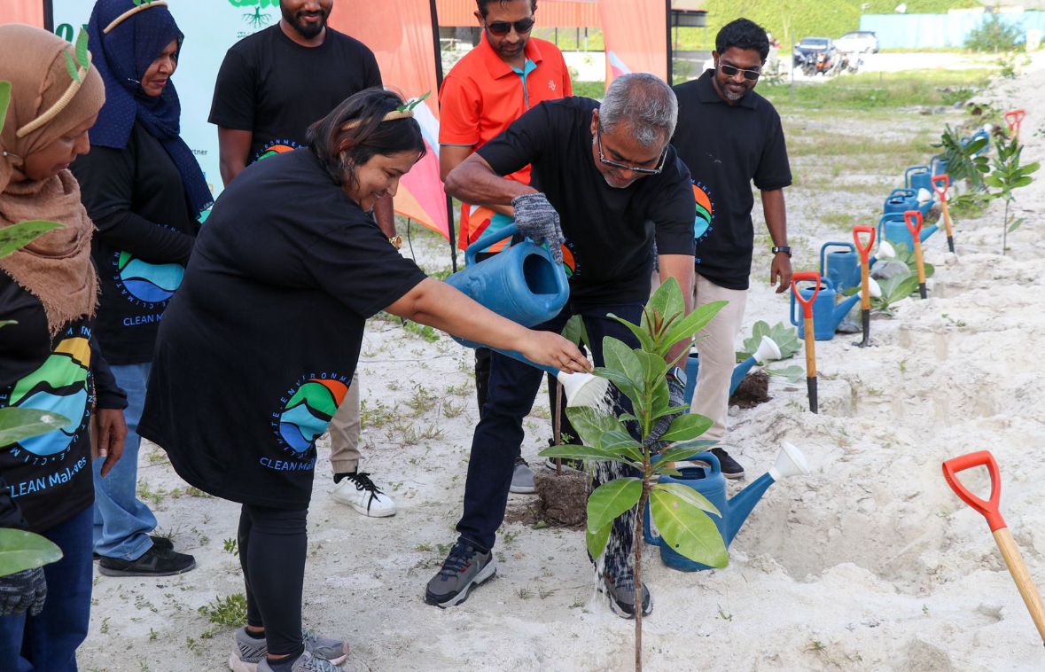 ކޮންމެ ބޭފުޅެއްގެވެސް މަންމަ އާއި ބައްޕަގެ ނަމުގައި ގަހެއް އިންދަމާ: މިނިސްޓަރ ތާރިގް