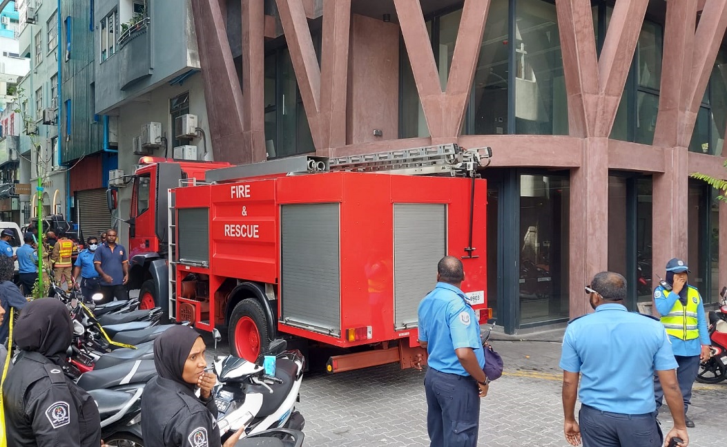 އެލްސިއޯން ބޭކަރީ ކައިރީ ހުރި ގެއެއްގައި އަލިފާން ރޯވެ، ދެ މީހަކަށް އަނިޔާވެއްޖެ