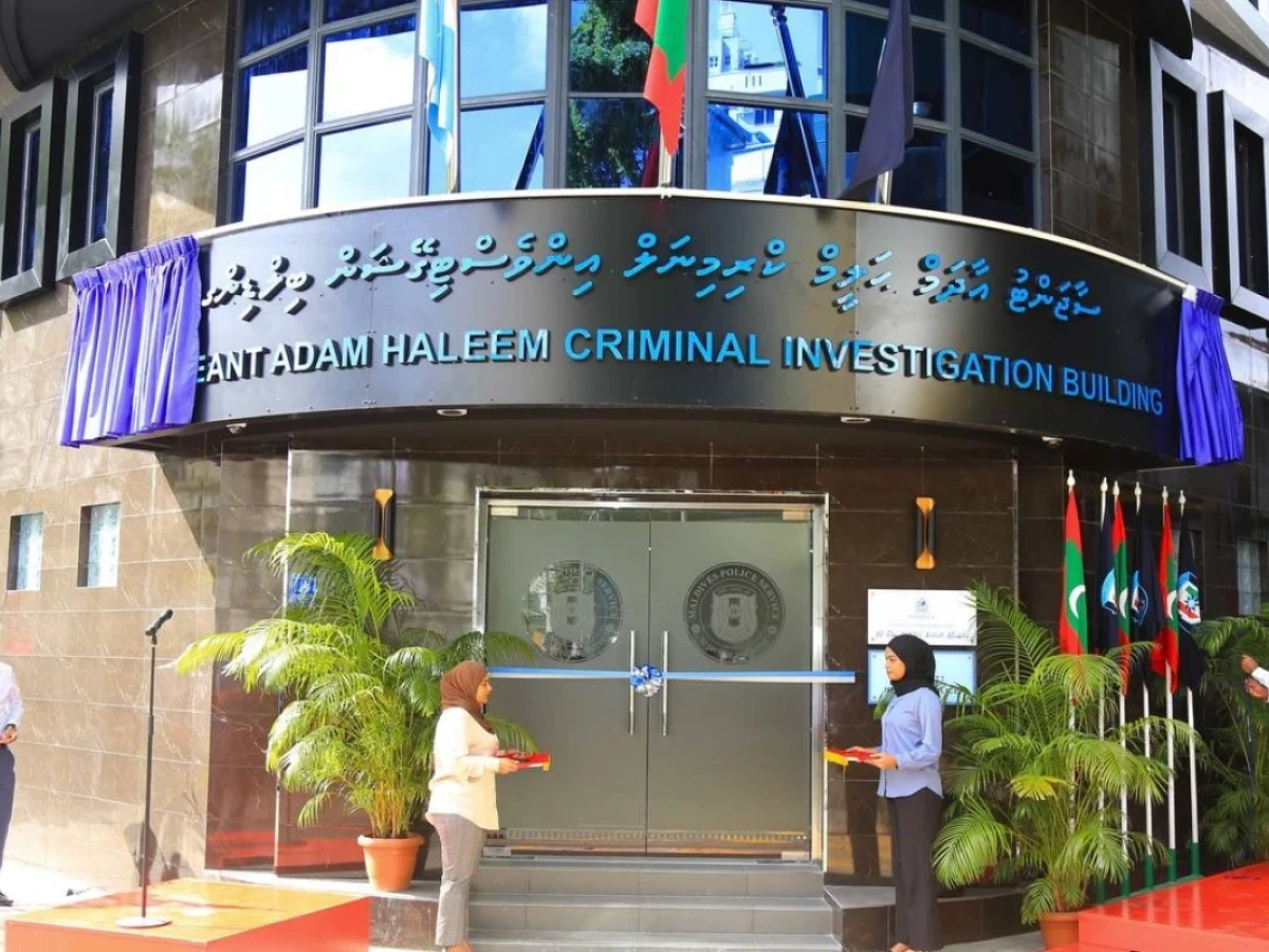ތިން ޒުވާނުންވެގެން މީހަކު ރަހީނުކޮށް އިނގިއްޔެއް ބުރިކޮށްލައިފި، ތިން ޒުވާނުން ހައްޔަރަށް