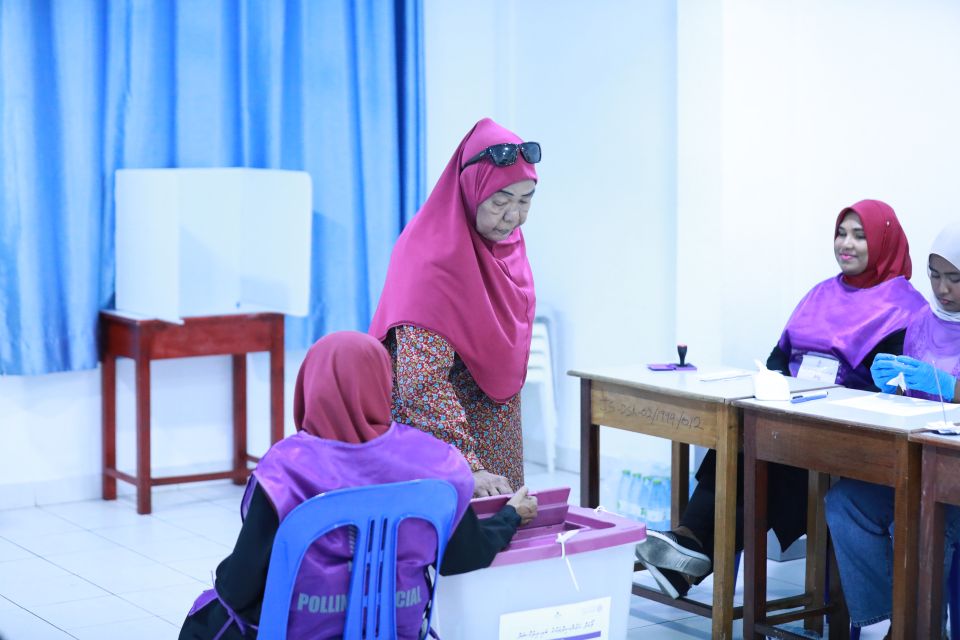 އިއްޔެގެ ބައި އިލެކްޝަން: ސަރުކާރުގެ މަގުބޫލުކަން ދަށްވެ، އޮޕޮޒިޝަންއަށް ރައްޔިތުންގެ ބޮޑު އާބާދީއެއް އިތުބާރެއް ނުކުރޭ