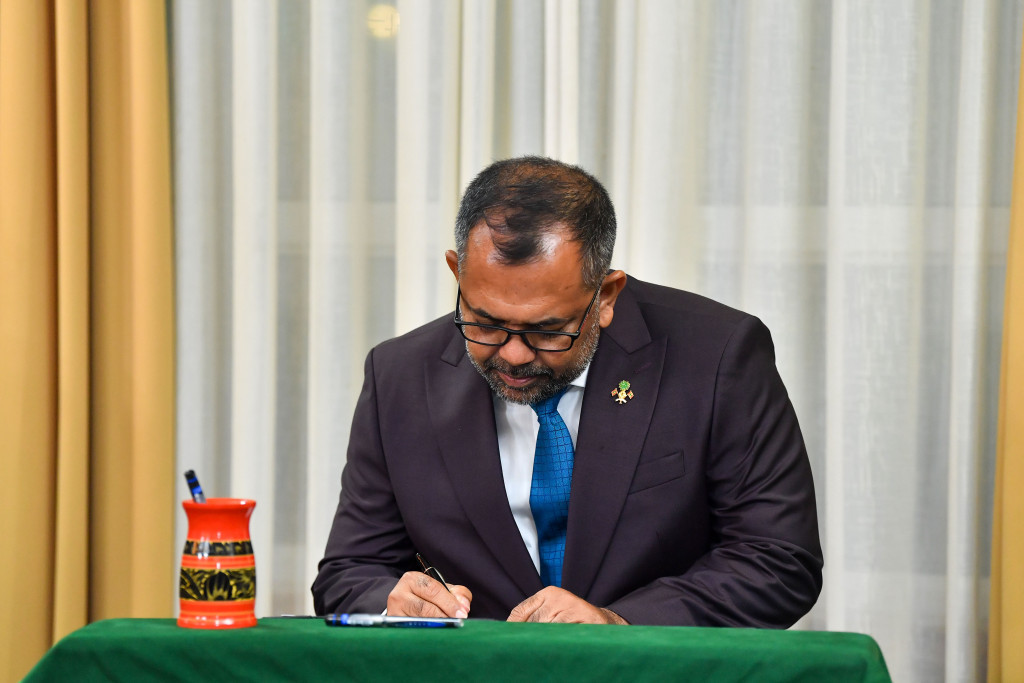 ދަތުރަކަށް ފަހު ދަތުރެއް، ޒަމީރު މިފަހަރު ބަހުރެއިނަށް