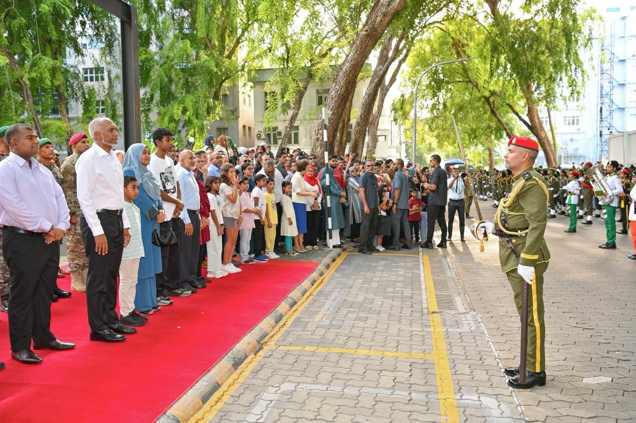 މިނިވަންދުވަހާ ގުޅިގެން ބޭއްވި ޕެރޭޑް ރައީސްގެ ދެކަނބަލުން ބައްލަވާލައްވައިފި