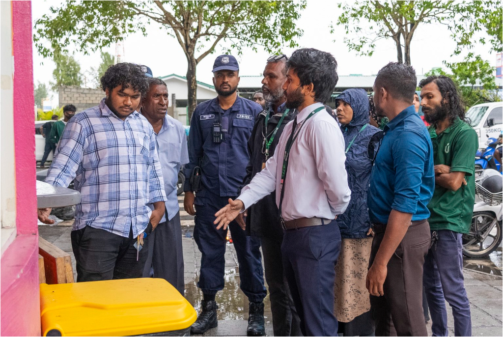 ޕޭމަންޓު މަތީގައި ބަހައްޓާފައި ގޮނޑި މޭޒުތައް ނަގަނީ