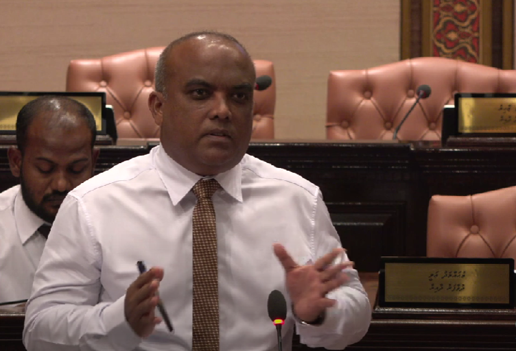 މޯލްޑިވްސް އޭ ބުނުމުން މީހުންނަކަށް ނޭނގޭ، ރާއްޖެ އިސްތިހާރުކުރެވޭނީ ކާޓޫނުން: އިހަވަންދޫ ދާއިރާގެ މެންބަރ އަޙްމަދު ނަސީރު