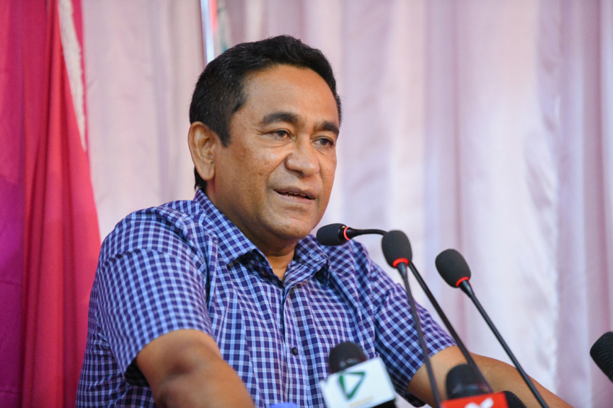 ބިދޭސީންގެ މައްސަލަ: މިނިސްޓަރު އިހްސާނާއި އިމިގްރޭޝަން ކޮންޓްރޯލަރު ޝަމްއާންއަށް ރައީސް ޔާމީންގެ ތައުރީފު