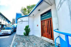 މަނީ ލޯންޑަރިންގެ ތުހުމަތުގައި ހައްޔަރުކުރި އިންޑިއާ މީހާ އަތުގައި ދެ ޕާސްޕޯޓް، ބަންދުގެ މުއްދަތު 10 ދުވަހަށް