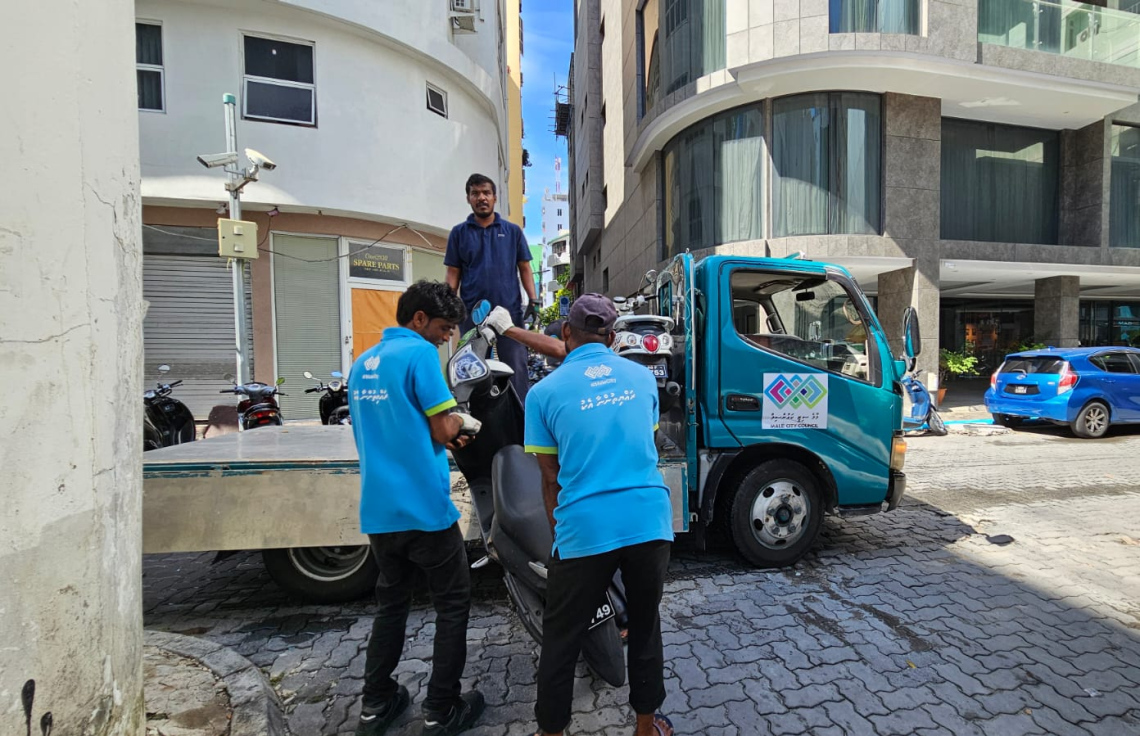 މަގުތަކުގައި ހުރި ބާ ވެހިކަލްތައް ނަގަން ފަށައިފި