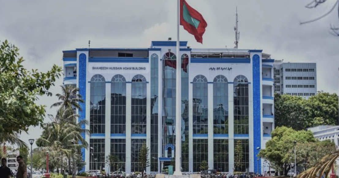 ވަޅިޖަހައި ލޯބިވެރިޔާ މަރާލާނެ ކަމަށްބުނެ އިންޒާރުދިން ފުލުހެއްގެ މައްސަލަ ތަހުގީގުކުރަން ފަށައިފި