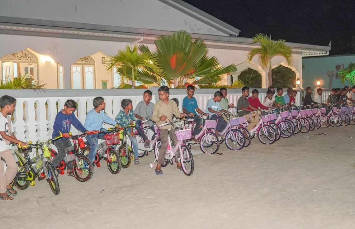 އިހަވަންދޫއިން ތަފާތު އިމާމެއް: ޖަމާއަތުގައި ފަތިސް ނަމާދުކުރި ކުދިންނަށް ދިނީ ބައިސްކަލް