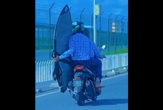 ބުރިޖްމަތީގައި ސަރފްބޯޑު ހިފައިގެން ދުއްވި މީހަކަށް ފުލުހުން ފިޔަވަޅުއަޅައިފި