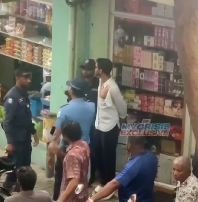 ސައިކަލު ދުއްވަމުން ސިނގިރޭޓް ބުއި މީހަކު ފުލުހުން ބާރުގެ ބޭނުންކޮށްގެން ހައްޔަރުކޮށްފި