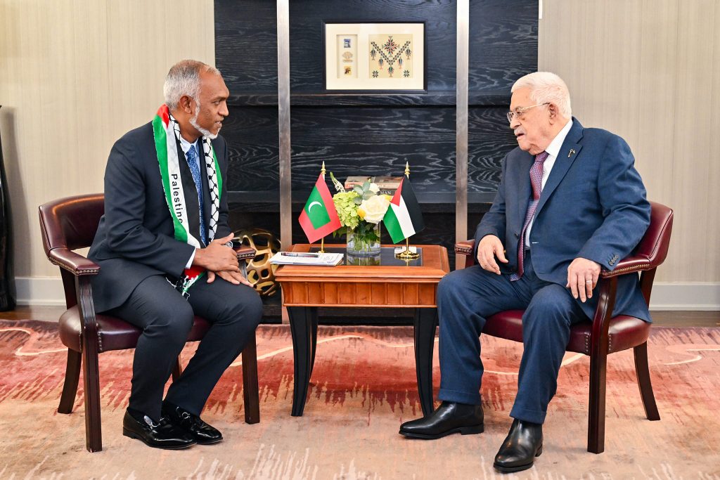 ރައީސް ޑރ. މުހައްމަދު މުއިއްޒު ފަލަސްތީނުގެ ރައީސް މަހުމޫދު އައްބާސްއާއި ބައްދަލު ކުރައްވައިފި