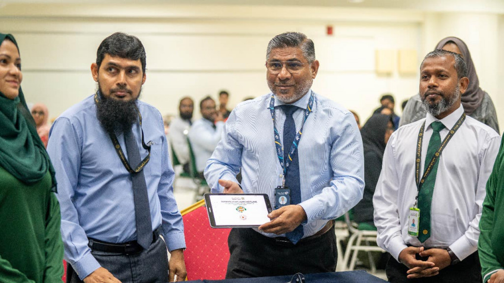 އިސްލާމިކް ޔުނިވާސިޓީގައި ތިން ބަހުން މުހާތަބުކުރާ ކޯލް ސެންޓަރެއް