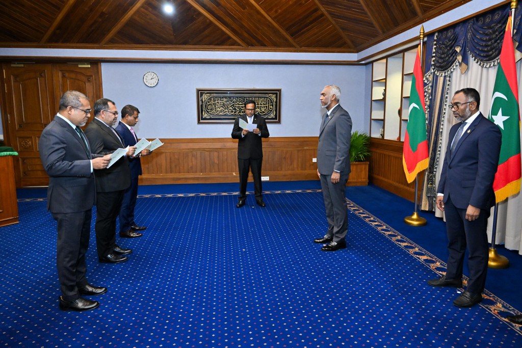 ތިން ވަޒީރުންނަށް ރުހުން ހޯދަން މަޖިލީހަށް