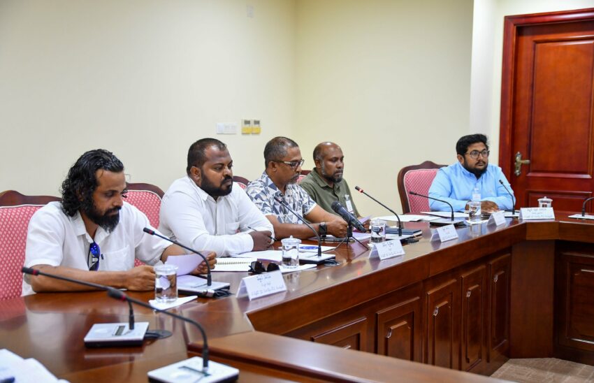 ޓެކްސީ ޚިދުމަތްދޭ މީހުންގެ ކަންބޮޑުވުން އިގްތިސޯދީ ކޮމިޓީއަށް