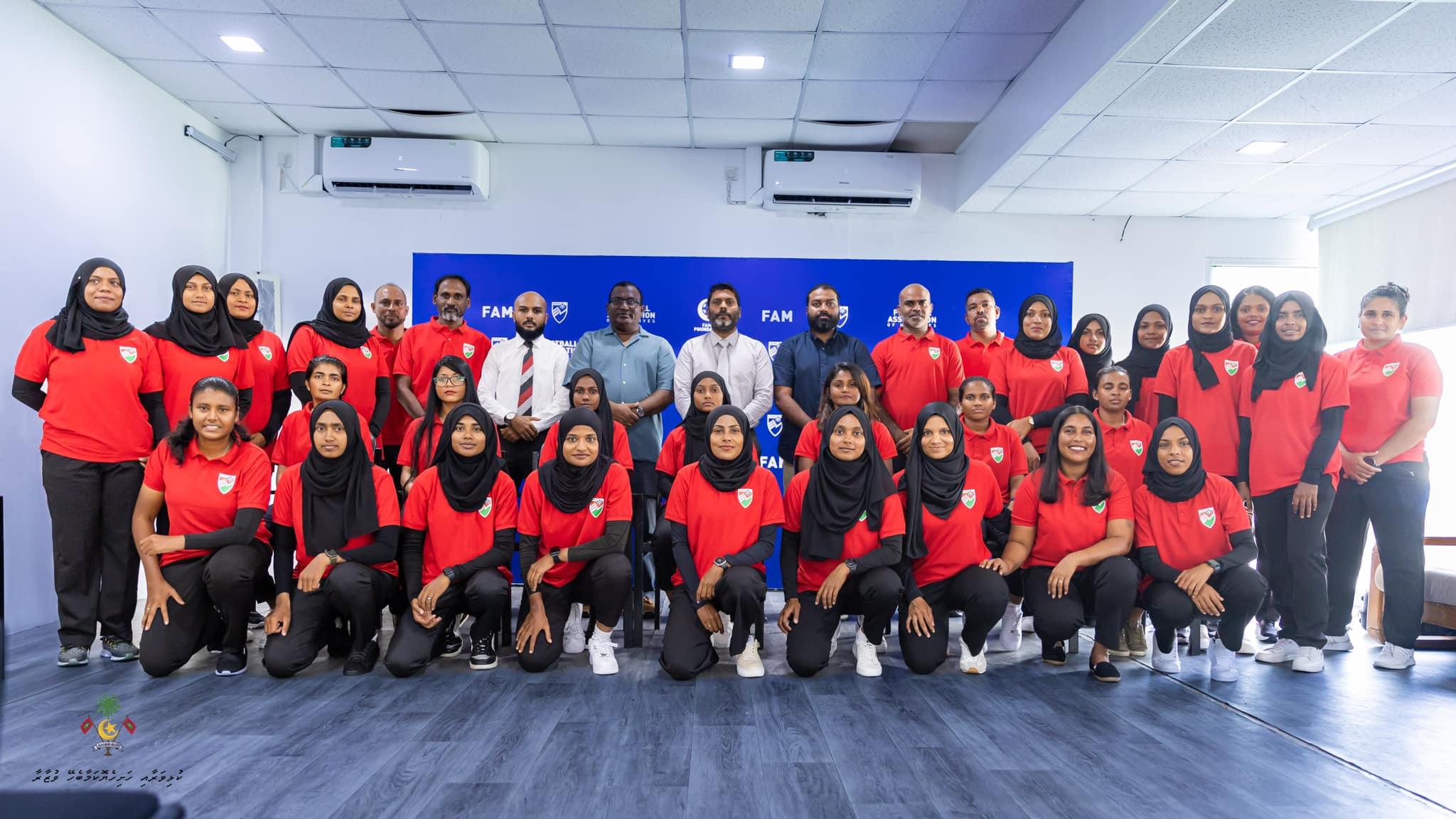 ސާފް ޗެމްޕިއަންޝިޕް އަންހެނުންގެ ފްޓްބޯޅަ މުބާރާތުގައި ވާދަކުރާ ރާއްޖޭގެ ގައުމީ ޓީމު ނޭޕާލަށް ފުރައިފި