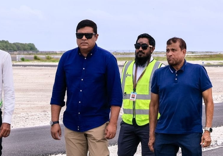 ކޫއްޑޫ އެއާޕޯޓުގެ މަރާމާތު ނިންމައި ވަރަށް އަވަހަށް އޮޕަރޭޝަނަން ގެންނާނެކަމަށް ޓްރާންސްޕޯޓް މިނިސްޓަރ އަމީން ވިދާޅުވެއްޖެ