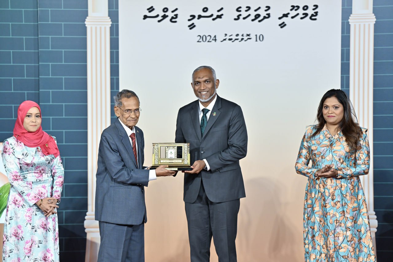 ތަޢުލީމަށް ޚިދުމަތްކުރެއްވުމުގެ އެންމެ މަތީ ޝަރަފު ޑރ. މުހައްމަަދު ޒާހިރު ހުސައިނަށް