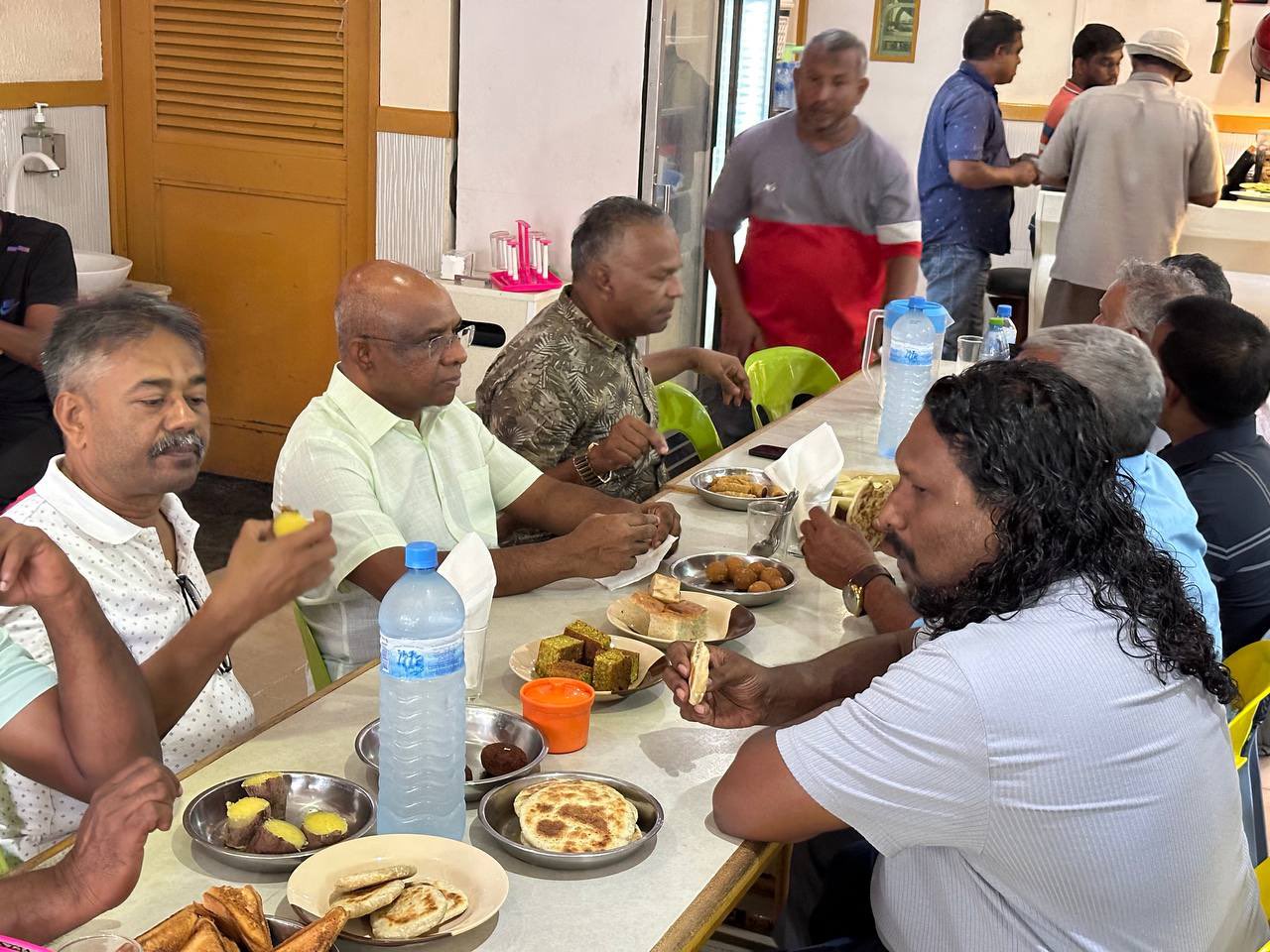 އެމްޑީޕީގެ ރައީސް އަބްދުﷲ ޝާހިދު ޓެކްސީ ޑްރައިވަރުންނާއި ބައްދަލުކުރައްވައިފި