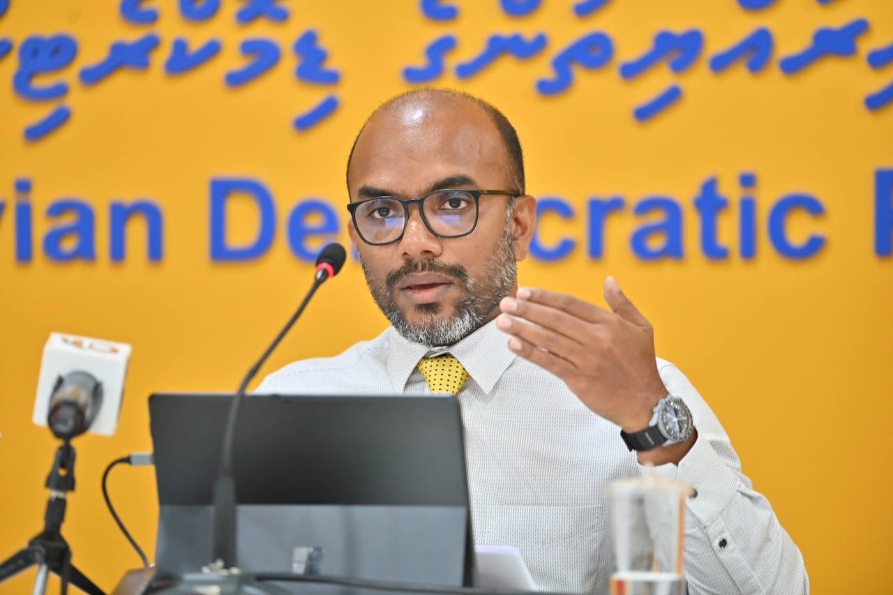 އުމުރުން ދުވަސްވީ މީހުންގެ 5000 ރުފިޔާގެ އެލަވަންސް ދޭން ބޭނުންވާ އަދަދަށް ބަޖެޓްގައި ފައިސާ ހިމަނާފައެއް ނެތް: އަމީރު