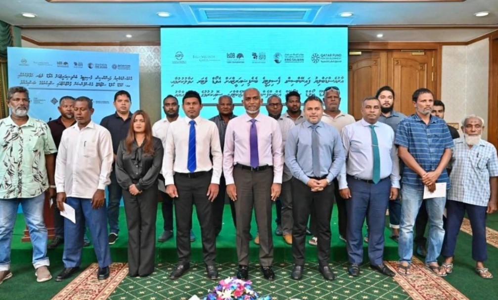 ދޯނީގައި މަސް ފިނިކުރާ ނިޒާމް ގާއިމްކުރުމަށް 13 ފަރާތަކަށް ލޯނު ލިބޭކަމުގެ ލިއުން ހަވާލުކޮށްދެއްވައިފި