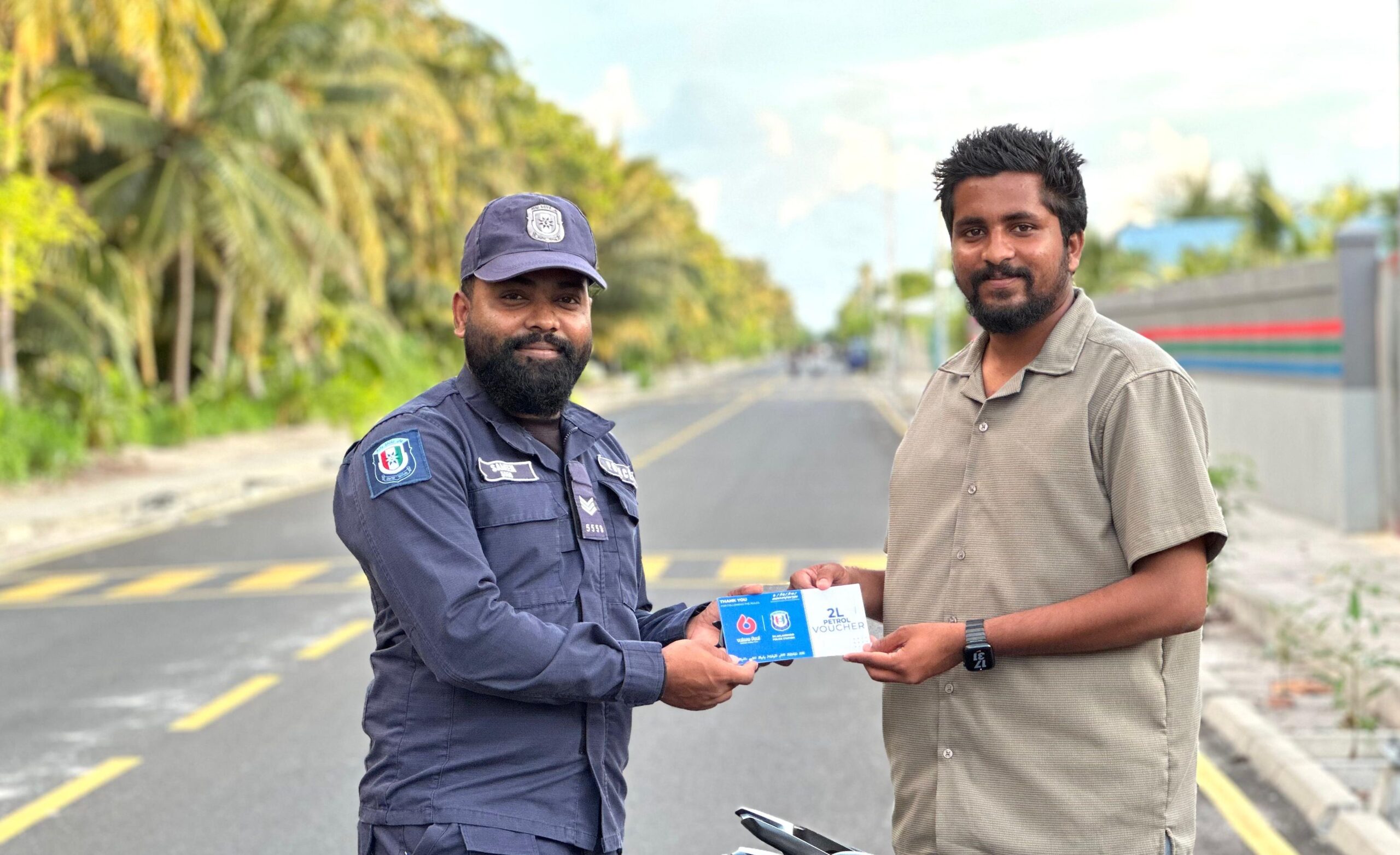 ގަވާއިދާ އެއްގޮތަށް އެއްގަމު އުޅަނދު ދުއްވި ފަރާތްތަކަށް ފުލުހުންގެ ފަރާތުން 2 ލީޓަރ ޕެޓްރޯލް