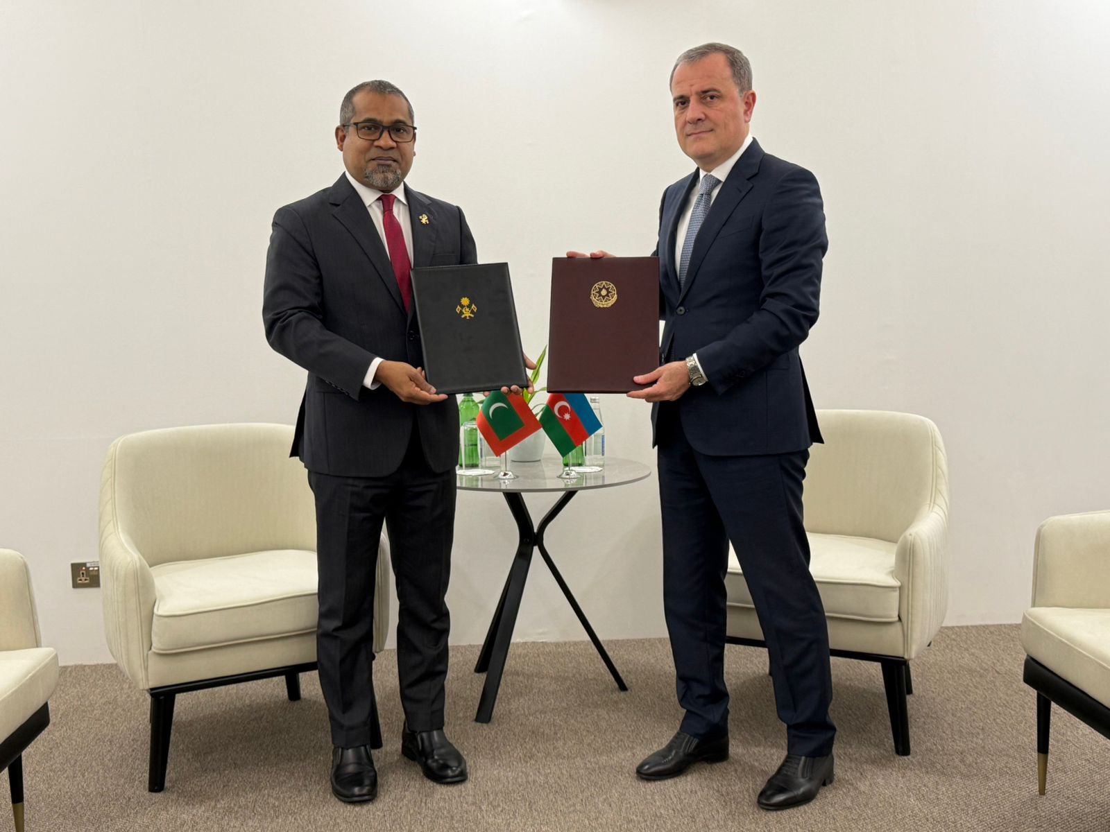 ދައުލަތުގެ ވެރިންނަށް ވިސާއާއިނުލައި އާޒަރުބައިޖާން އަށް ދަތުރުކުރެވޭ ގޮތަށް އެއްބަސްވުމެއްގައި ސޮއިކޮށްފި
