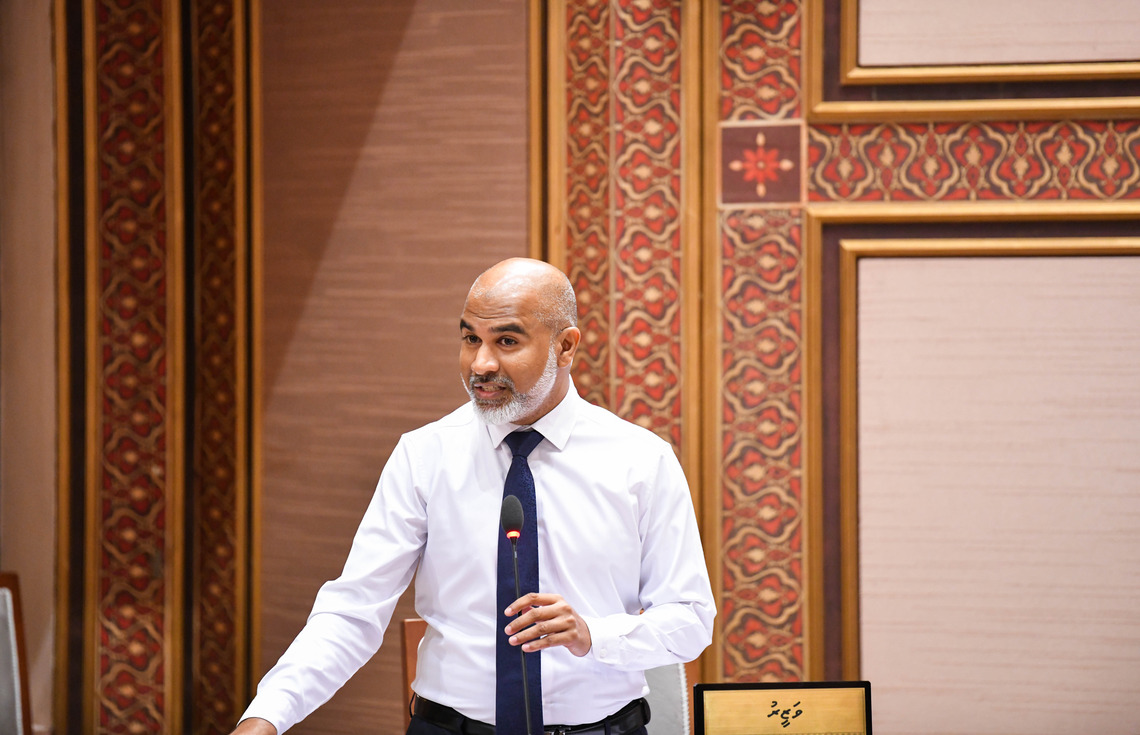 ކޮންޓްރެކްޓަރު 16 މިލިއަން ރުފިޔާ ހޯދަން އައިއިރު މިނިސްޓްރީގައި އެއްވެސް ލިޔެކިއުމެއް ނެތް: އެޑިއުކޭޝަން މިނިސްޓަރު