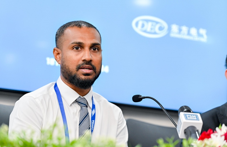 އުދާސްތައް ބަންޑުން ކޮށްލައްވަމުން، ފެނަކަ އެމްޑީ މުއާޒް އިސްތިޢުފާ ދެއްވައިފި