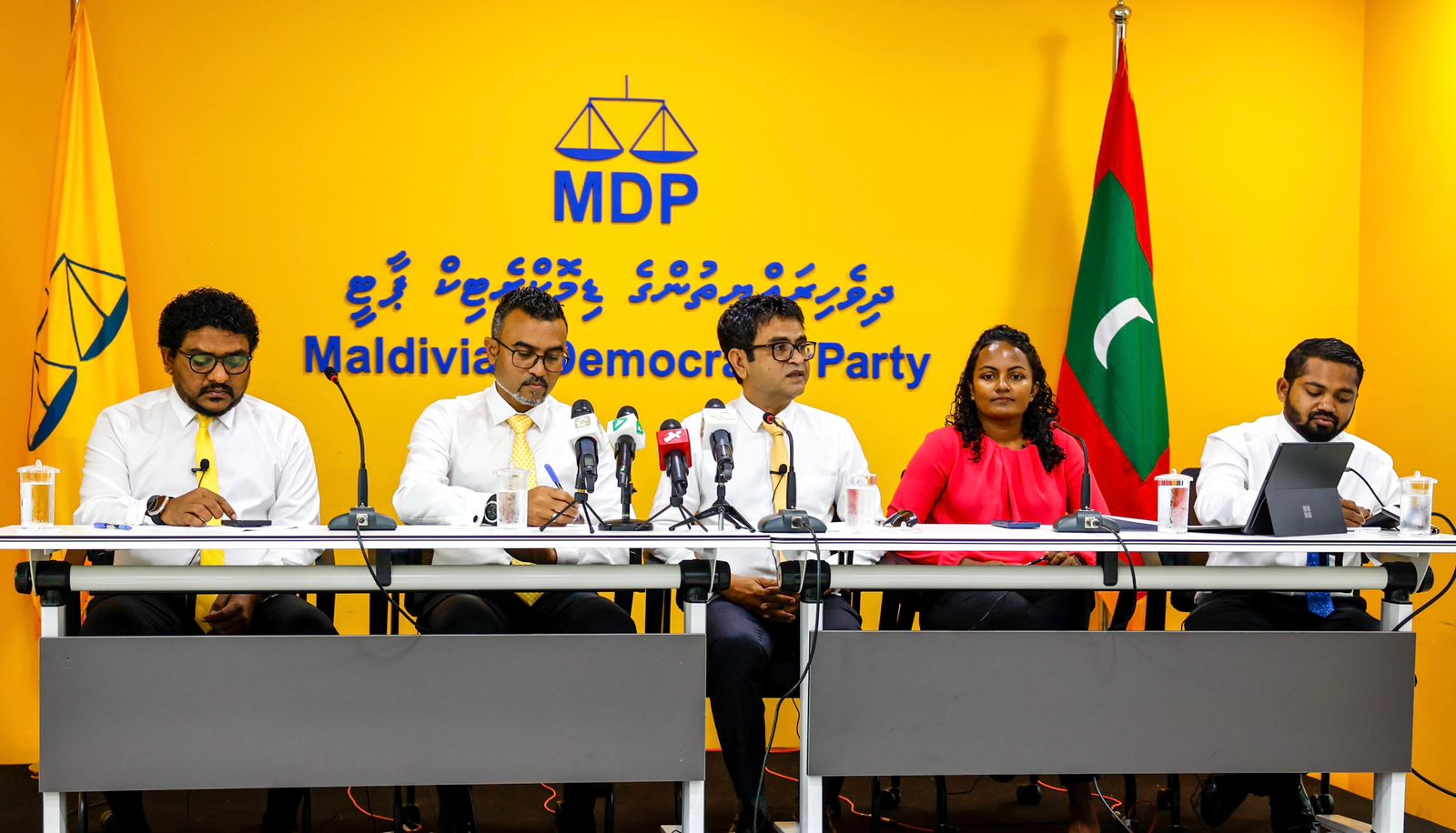 ތިން މިނިސްޓްރީއެއް އަނދައި ހުލިވި މައްސަލާގައި ދައުރުން ބޭރުން ޖަލްސާއެއް ބާއްވައިދޭން އެމްޑީޕީން އެދެނީ