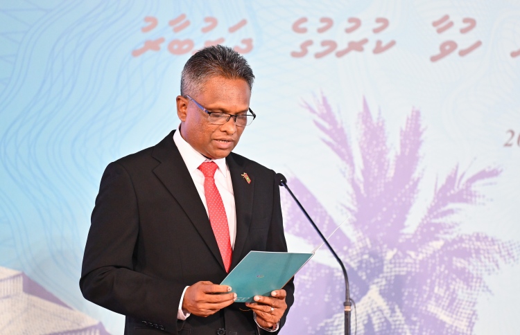 ލިބިފައިވާ ބާރު ބަދަލު ހިފުމުގެ ވަސީލަތެއްގެ ގޮތުގައި ބޭނުންކުރުމުން ދުރުހެލިވެތިބުމަށް ފުލުންހުންގެ މުއައްސާސާއަށް ހަނދާންކޮށްދެން: މޭޔަރ އާޒިމް