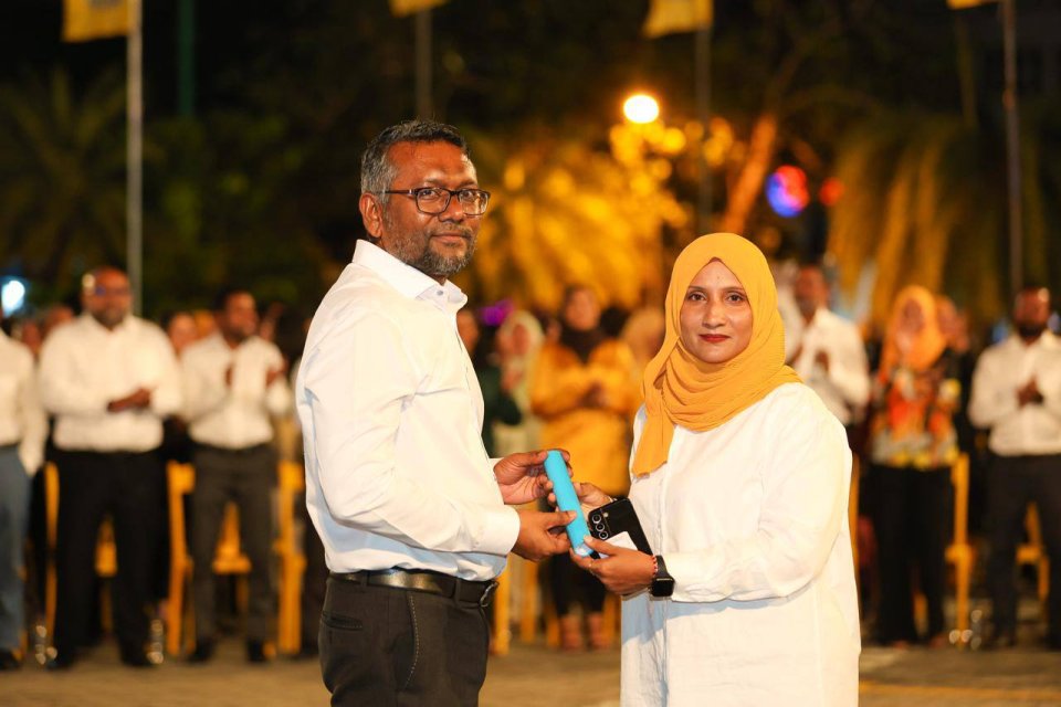 އެމްޑީޕީ ޖަގަހަ ޖަލްސާއެއްގައި ދެއްކި ވާހަކައަކާ ގުޅިގެން ދުވާފަރު ކައުންސިލުގެ މެމްބަރު ޕޮލިހަށް ހާޒިރުކުރަނީ
