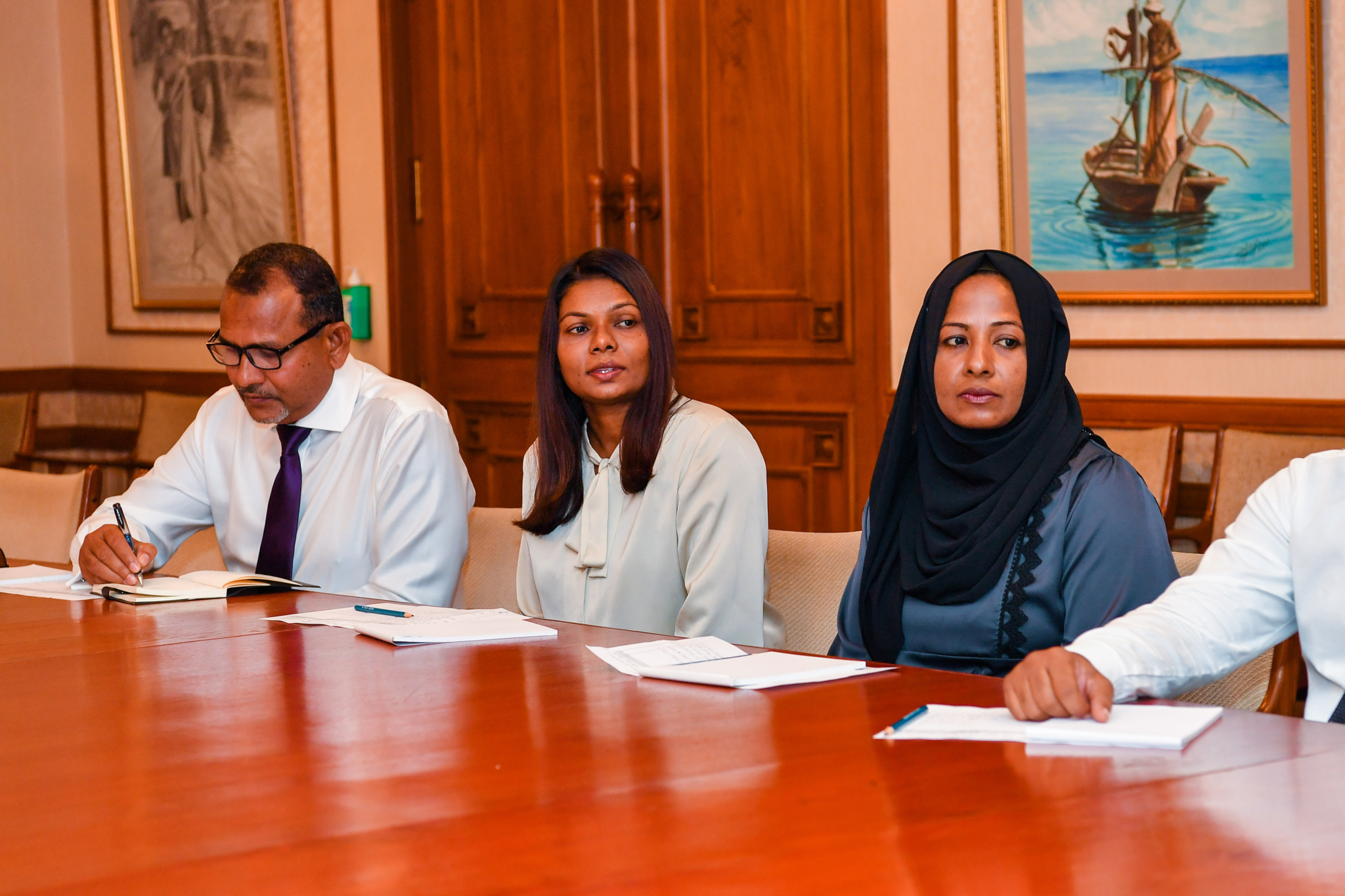 ކައުންސިލްގެ އިލެކްޓްރޯނިކް ސާމާނު ފެނުން ރައްކާތެރިކުރަން މަސައްތްކުރަނިކޮށް ހިންމަފުށި ކައުންސިލަރަކު ކަރަންޓްގައި ޖެހިގެން މާލެ ގެނެސް ފަރުވާދެނީ