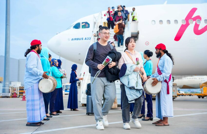 ވައިޑް ބޮޑީ ފްލައިޓުން ޗައިނާއިން އައި ފަތުރުވެރިންނަށް ހޫނު މަރުހަބާއެއް