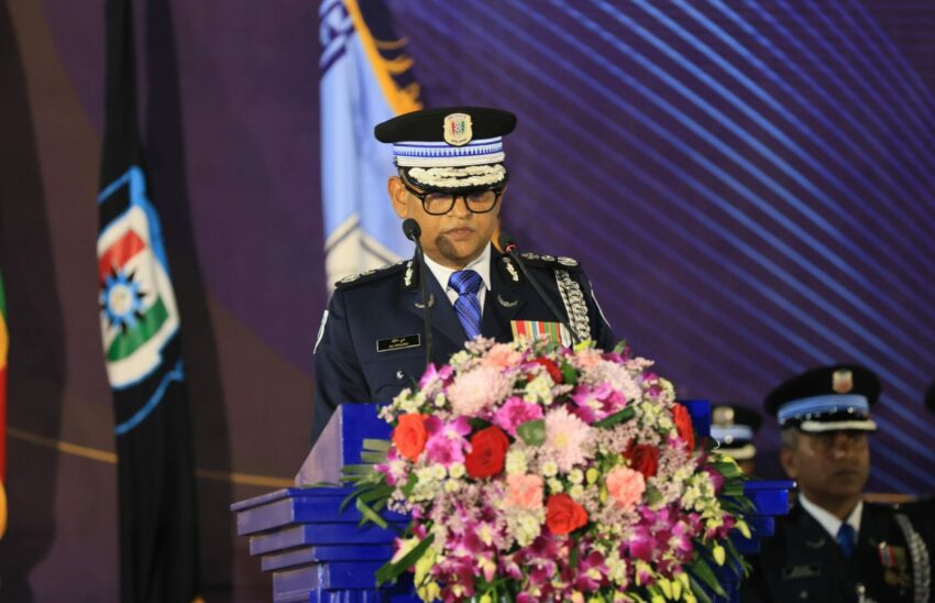 ކަމިޝަނަރު ވިދާޅުވީ ފުލުހުން ފޯނާ ކުޅެން ތިބޭ ޝަކުވާ ބޮޑުކަމަށް