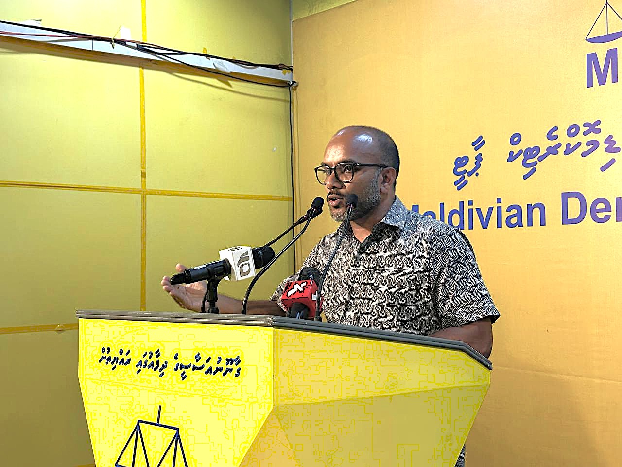 10 މިލިއަނަށް ކުރެވޭ ކަންކަން 100 މިނަށް އެވޯޑްކޮށް، ހަތަރު އަހަރު ފަހުން ފައިސާ ދައްކަންޖެހޭގޮތަށް ހަދާ ކޮންޓްރެކްޓްތައް ފަދަ ހުރިހާ ކޮންޓްރެކްޓެއް އެމްޑީޕީ އައިސް ބާތިލުކުރާނަން: އަމީރު